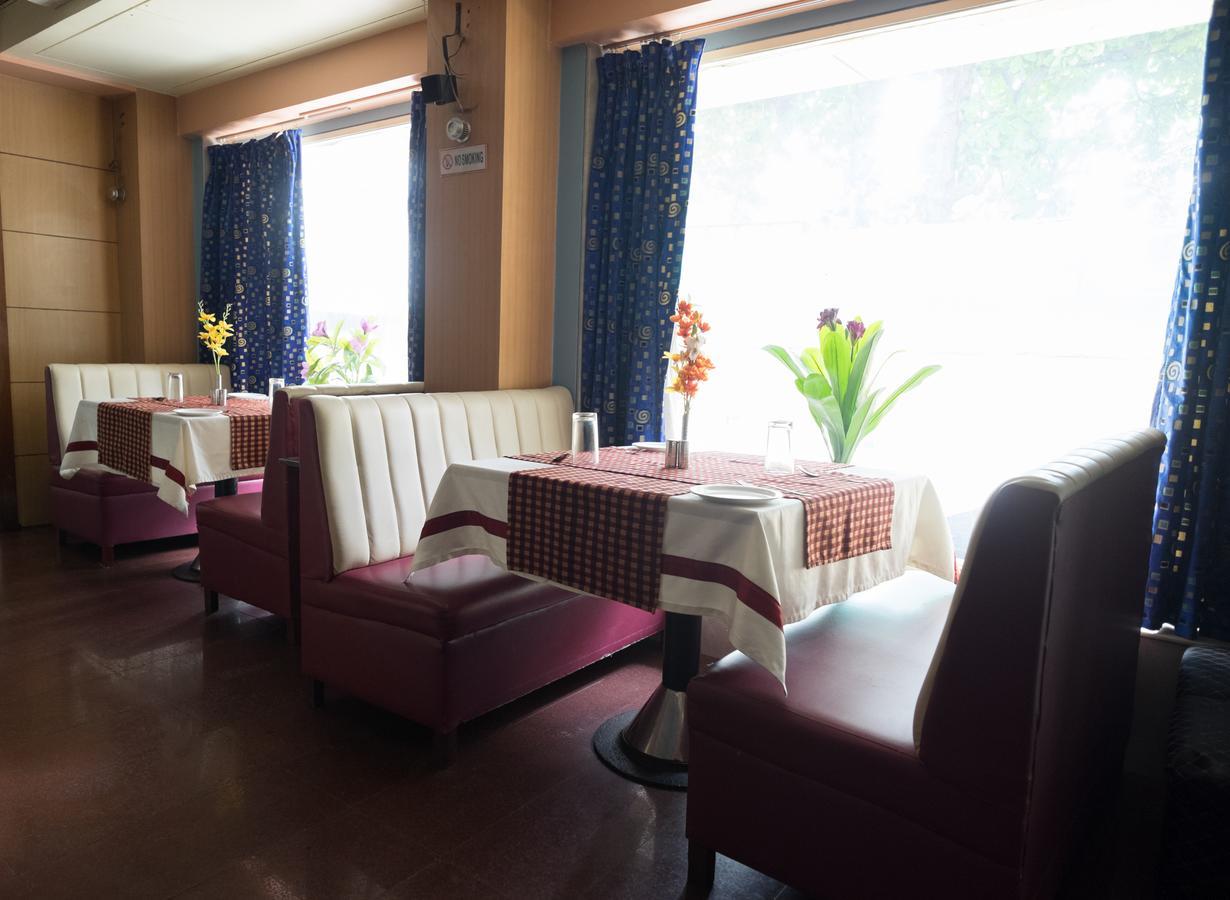 Oyo Flagship 561 Host Inn Мумбаи Экстерьер фото